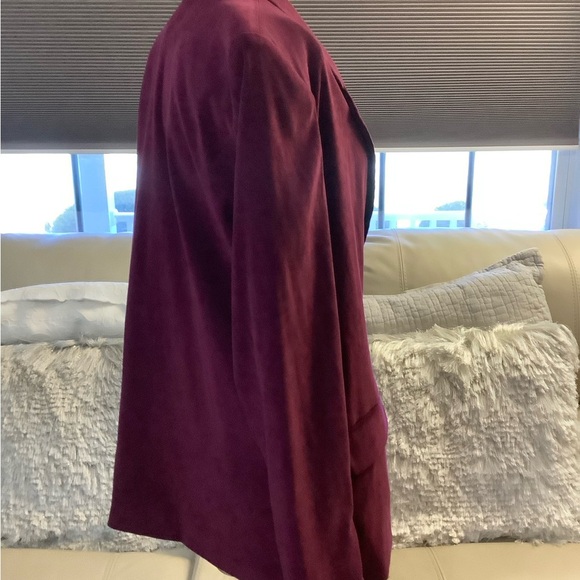 Elegant Women's Burgundy Blazer - Picture 4 of 5